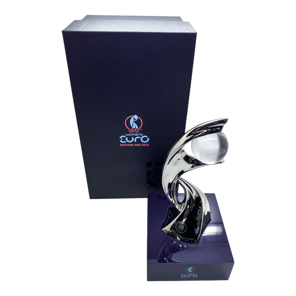 UEFA Women's EURO 2025 – Pokal auf Acrylsockel (150 mm)