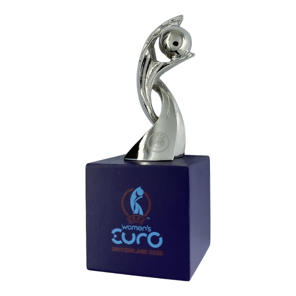 UEFA Women's EURO 2025 – Pokal auf Holzsockel (45 mm)