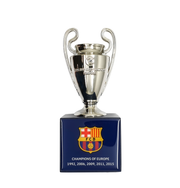 UEFA Champions League – Pokal auf Holzpodest Barcelona-Edition (45 mm)