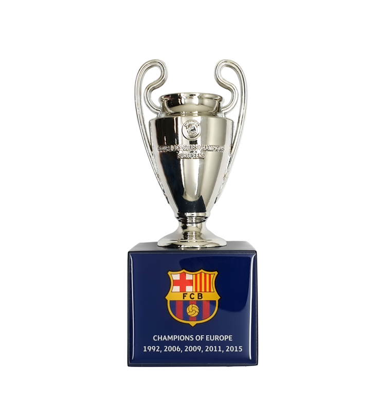 UEFA Champions League – Pokal auf Holzpodest Barcelona-Edition (45 mm)
