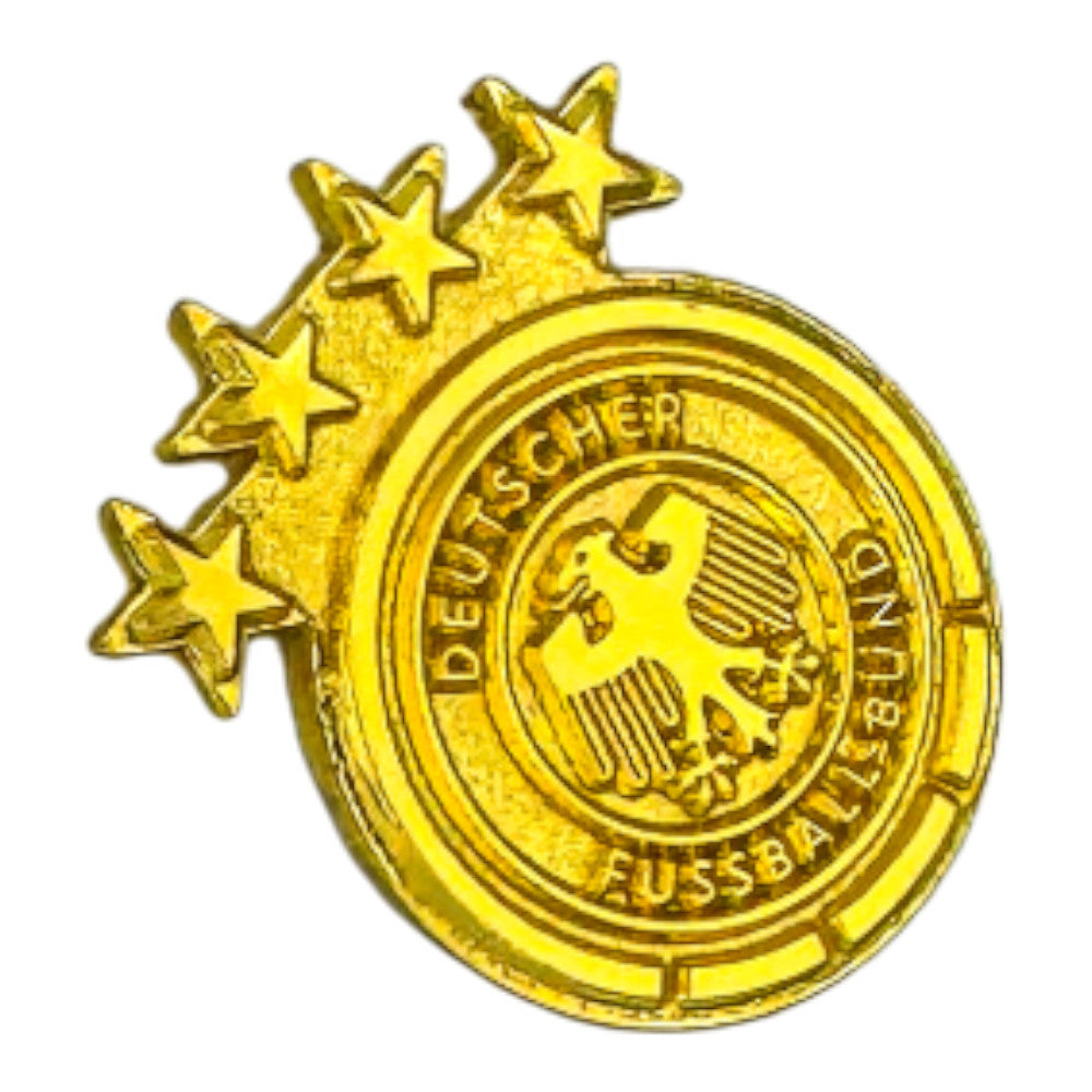 Nahaufnahme des DFB Emblems mit hochwertiger Relief-Prägung in Gold