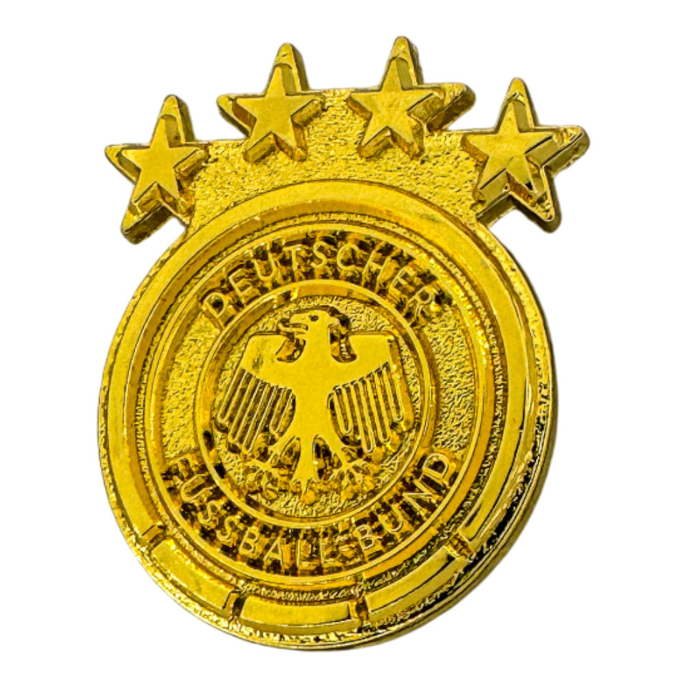 Perspektivische Ansicht des goldenen DFB Relief-Pins – edle 3D-Struktur aus Metall