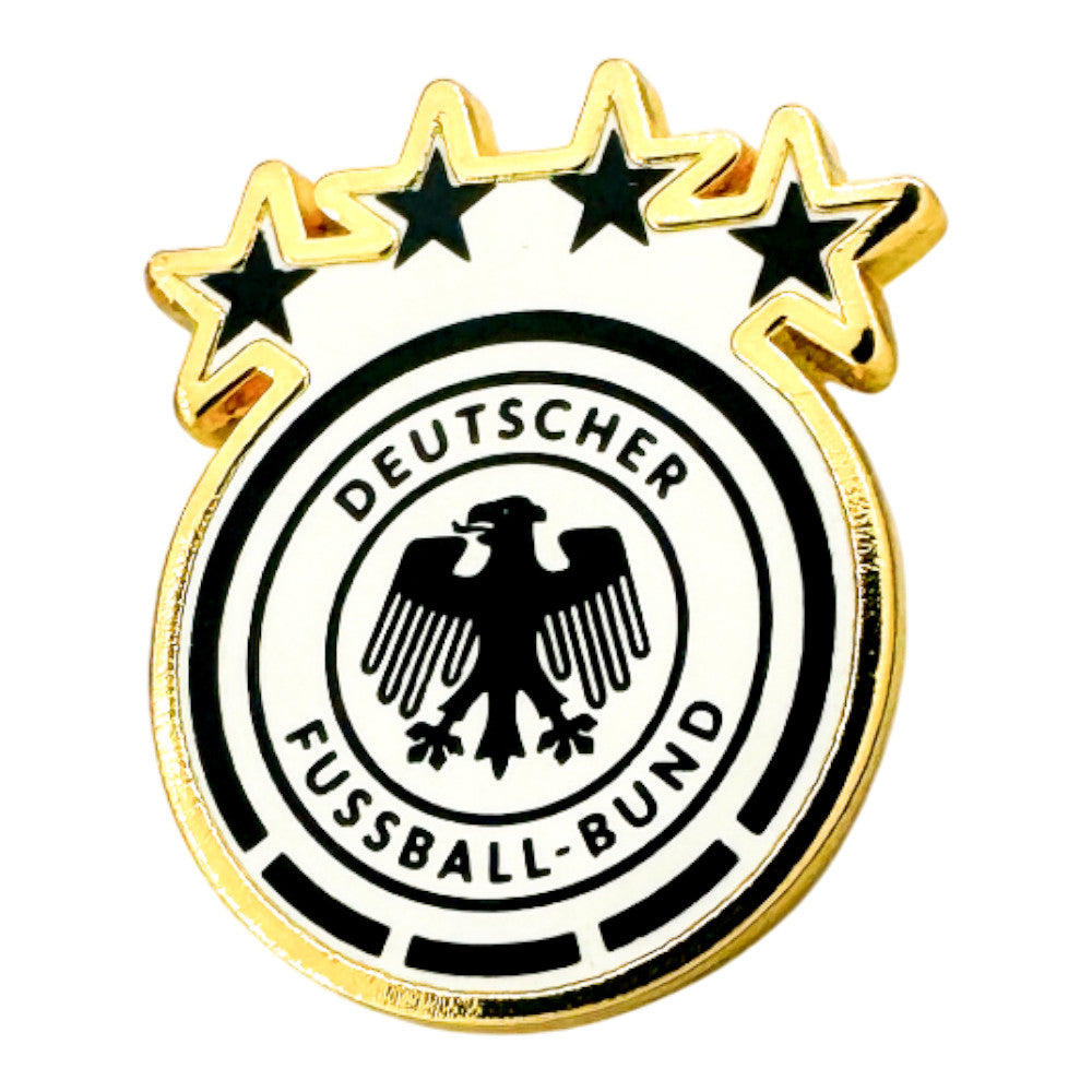 Detailansicht des DFB Logos als hochwertige schwarz-weiße Anstecknadel