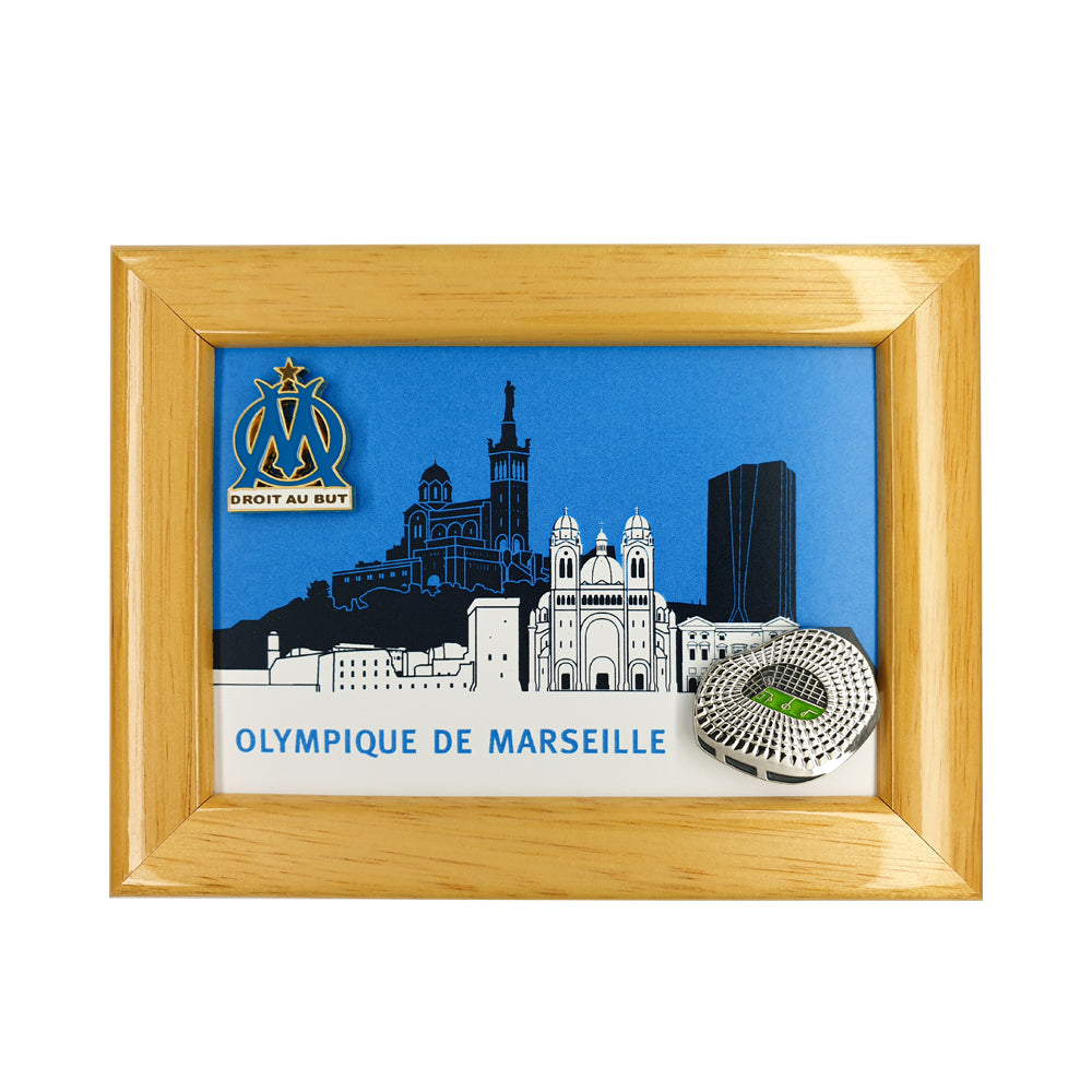 Olympique de Marseille – Anstecknadel mit Logo und Holzrahmen des Velodroms (2er-Set)