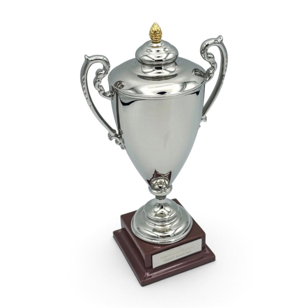 Am Ball Coupe Gambardella Trophäen-Nachbildung aus silbernem Zamak mit goldenem Deckelknopf auf Holzsockel
