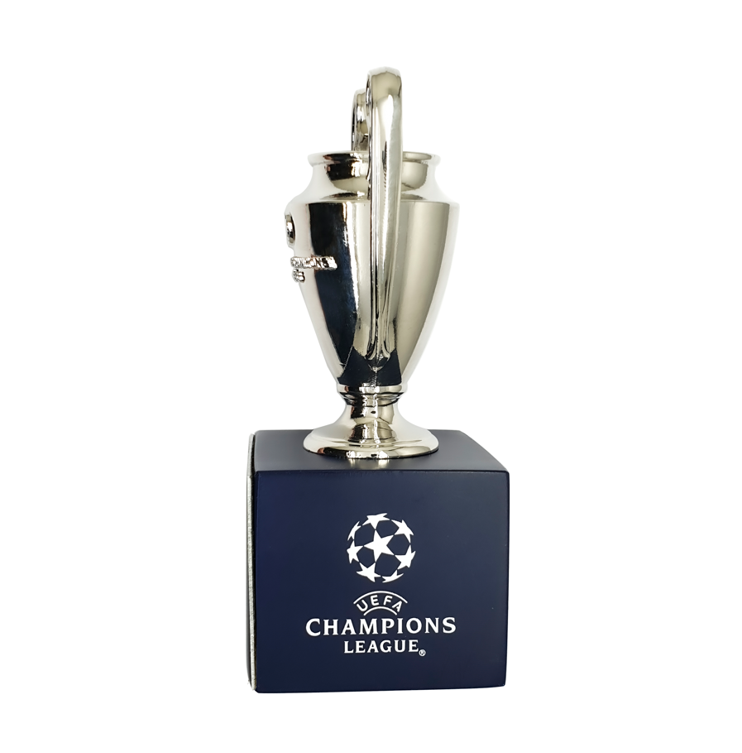 UEFA Champions League – Pokal auf Holzpodest Barcelona-Edition (45 mm)