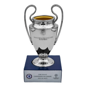 Am Ball UEFA Champions League Pokal Replika aus Metall auf blauem Acrylsockel mit Chelsea FC Gravur