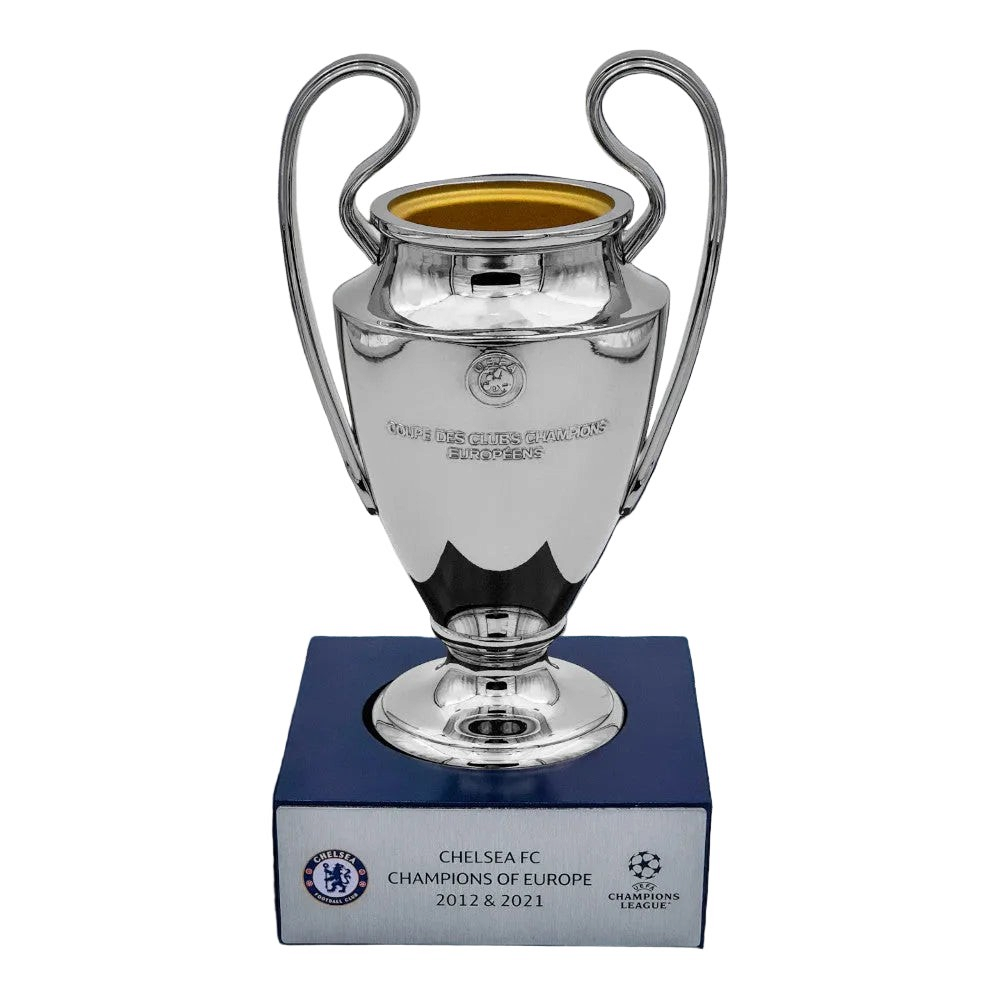 Am Ball UEFA Champions League Pokal Replika aus Metall auf blauem Acrylsockel mit Chelsea FC Gravur