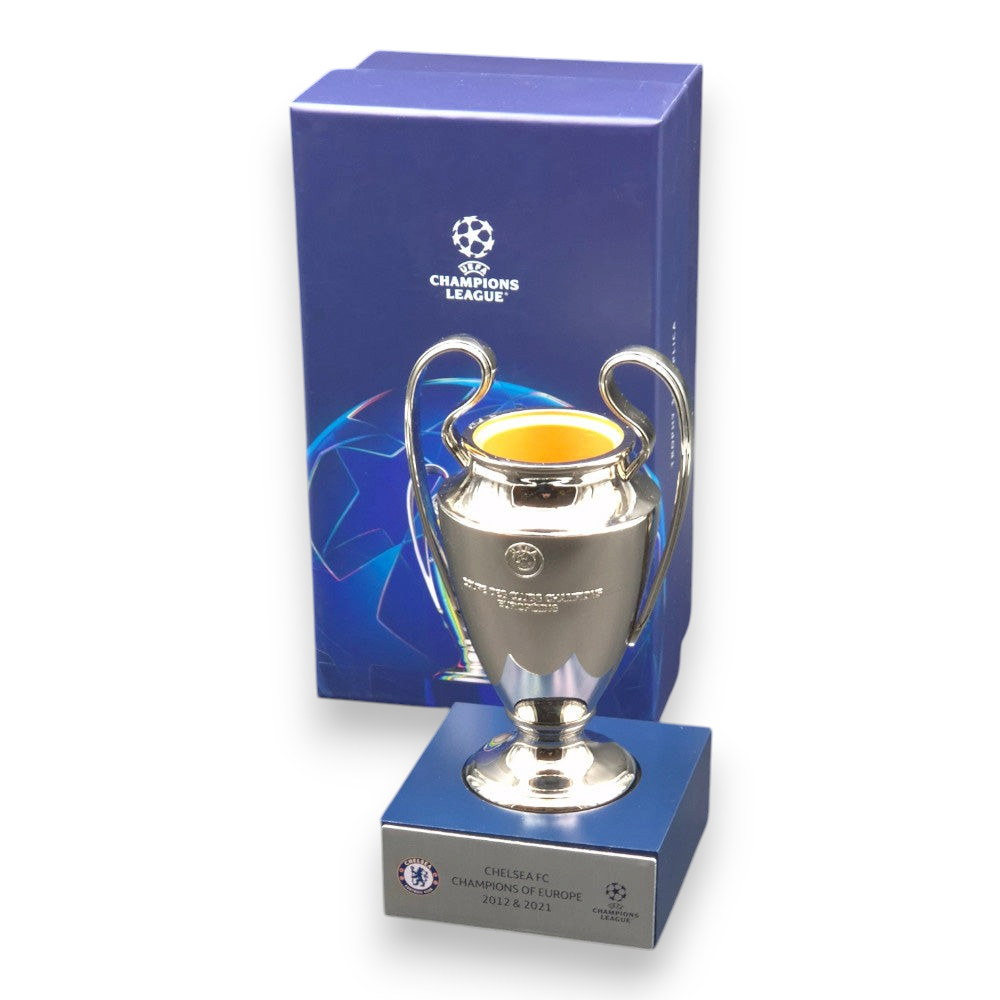 Am Ball UEFA Champions League Pokal-Replika für Chelsea FC auf Acrylsockel mit Gravur der Siege 2012 und 2021