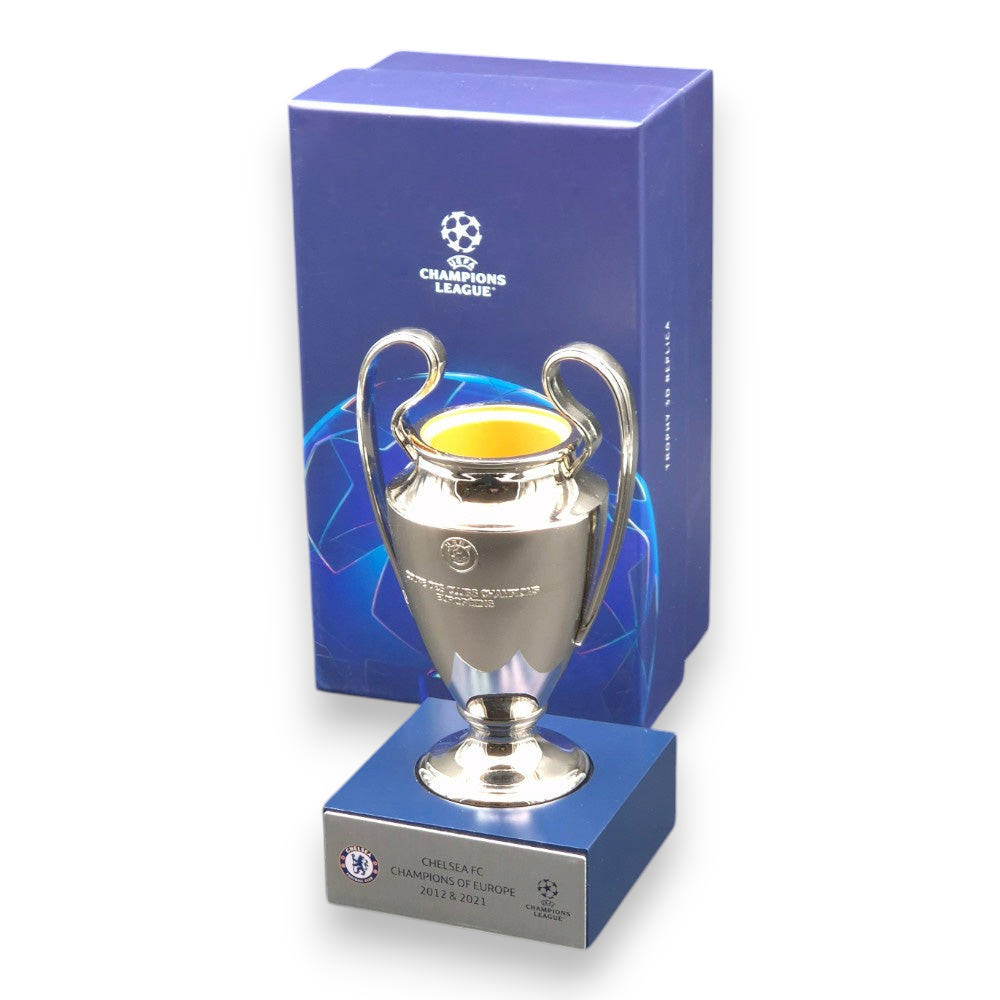 Am Ball UEFA Champions League Pokal-Replika aus Metall auf blauem Acrylsockel mit Chelsea FC Gravur
