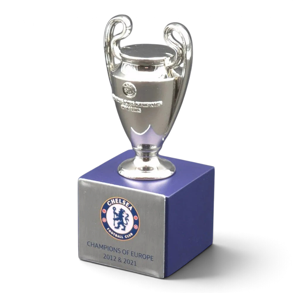 Am Ball UEFA Champions League Trophäen-Replika aus Zamak auf blauem Holzsockel mit Chelsea FC Logo und Jahreszahlen