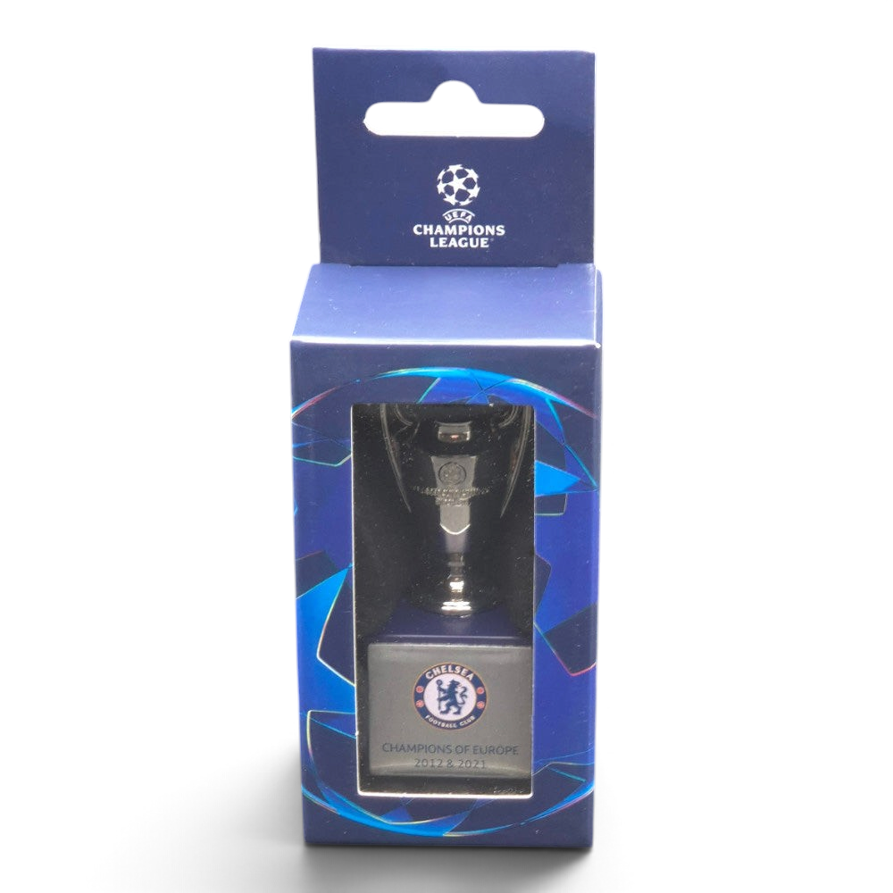 Am Ball UEFA Champions League Pokal-Replika aus Zamak auf Holzsockel mit Chelsea FC Gravur in blauer Geschenkbox
