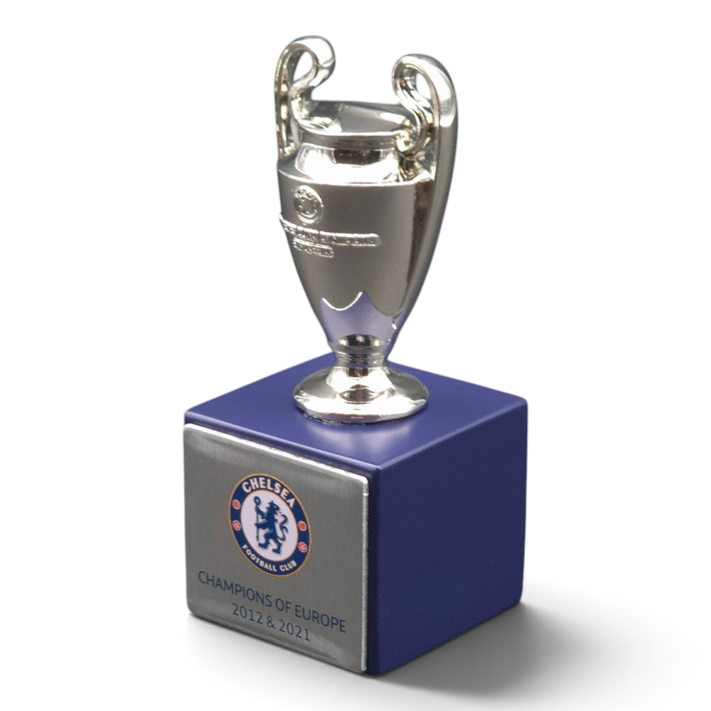 Am Ball UEFA Champions League Pokal-Replika aus Zamak auf blauem Holzsockel mit Chelsea FC Gravur für 2012 und 2021