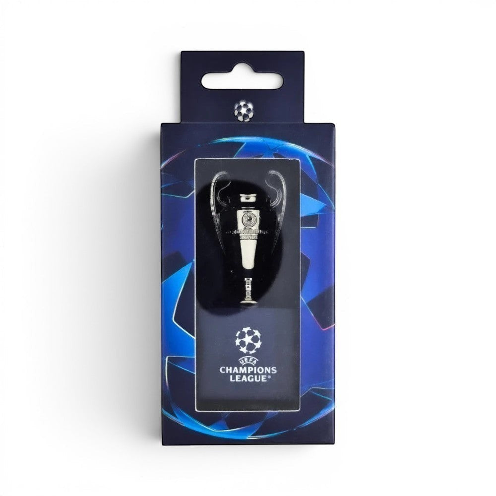Am Ball UEFA Champions League Pokal-Replika (45mm) aus Zamak auf Holzsockel in offizieller Blisterverpackung