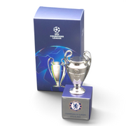 Am Ball UEFA Champions League Pokal-Replika aus verchromtem Metall auf einem Chelsea FC Holzsockel mit Gravur.