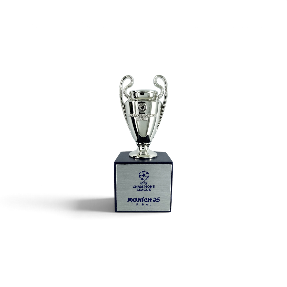 Am Ball UEFA Champions League Pokal-Replika 45 mm auf Holzsockel mit Gravur Munich 25 Final in Silber