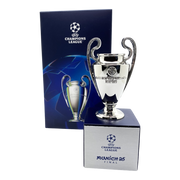 UEFA Champions League - Pokal auf Holzpodest "München 25 Finale" (70 mm)