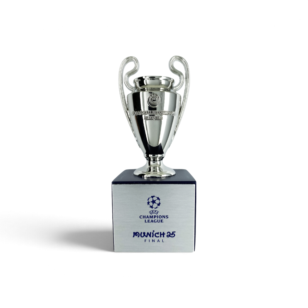 Am Ball UEFA Champions League Pokal-Replika 70mm mit Munich 25 Final Gravur auf Holzsockel
