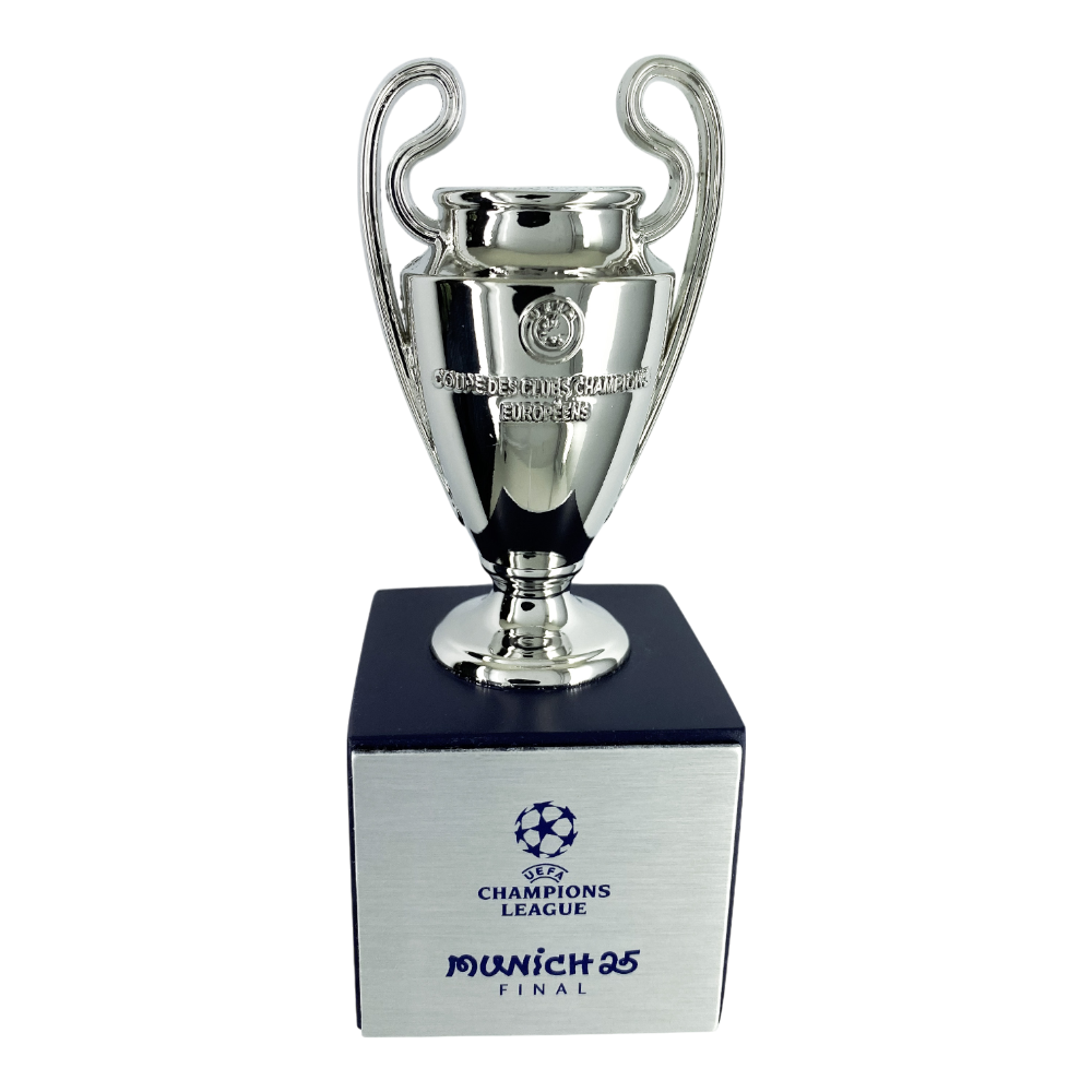 UEFA Champions League - Pokal auf Holzpodest "München 25 Finale" (70 mm)