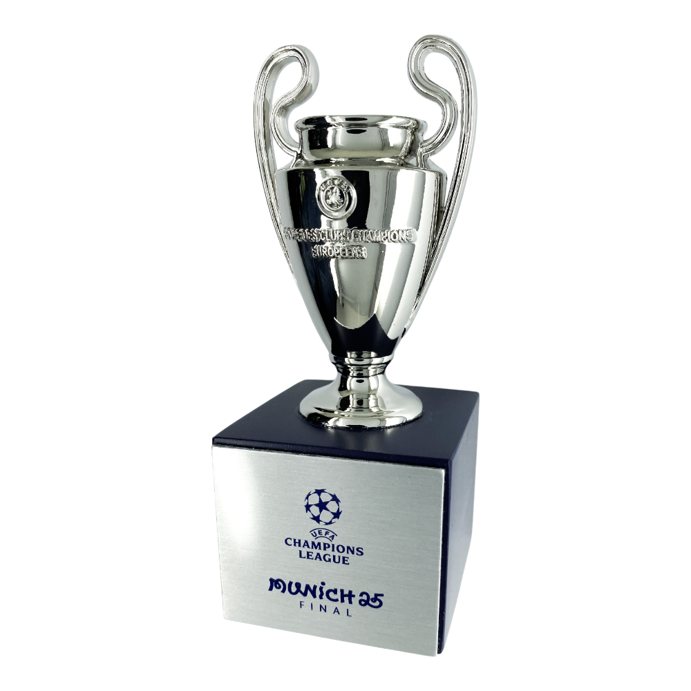 UEFA Champions League - Pokal auf Holzpodest "München 25 Finale" (70 mm)