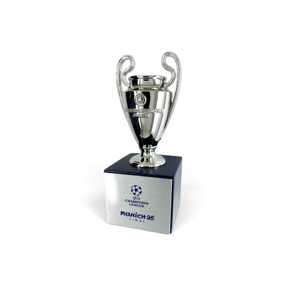 Am Ball UEFA Champions League Pokal-Replika 70mm mit Munich 25 Final Gravur auf Holzsockel