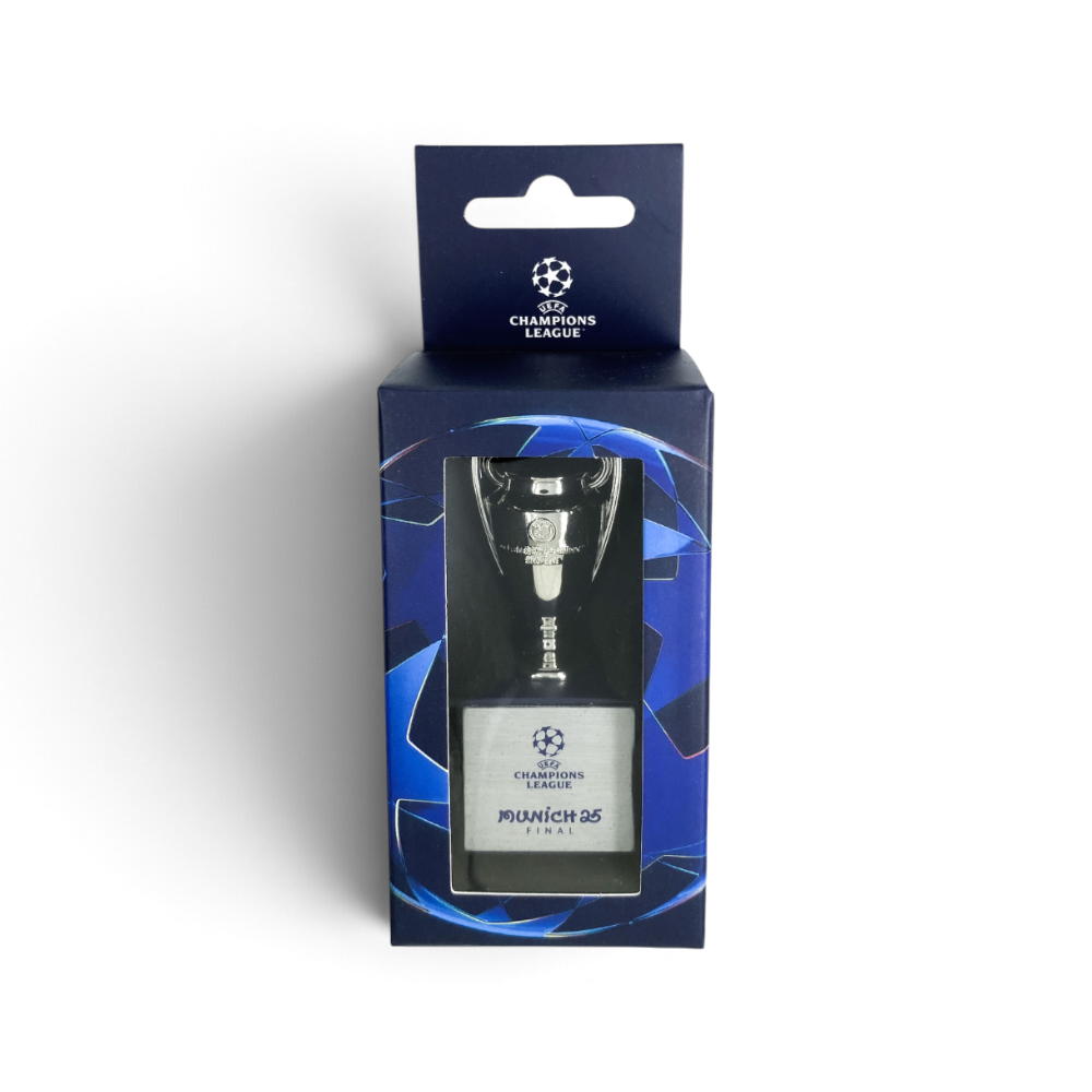 Am Ball UEFA Champions League Pokal-Replika 45 mm auf Holzsockel mit Gravur Munich 25 Final in Geschenkverpackung