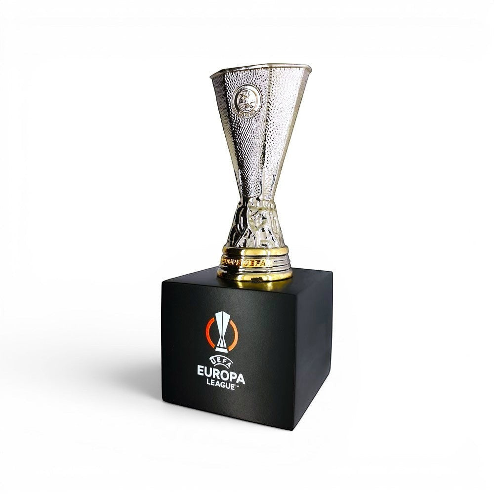 UEFA Europa League Trophäen-Nachbildung aus Zamak auf einem schwarzen Holzsockel für Fußballfans.