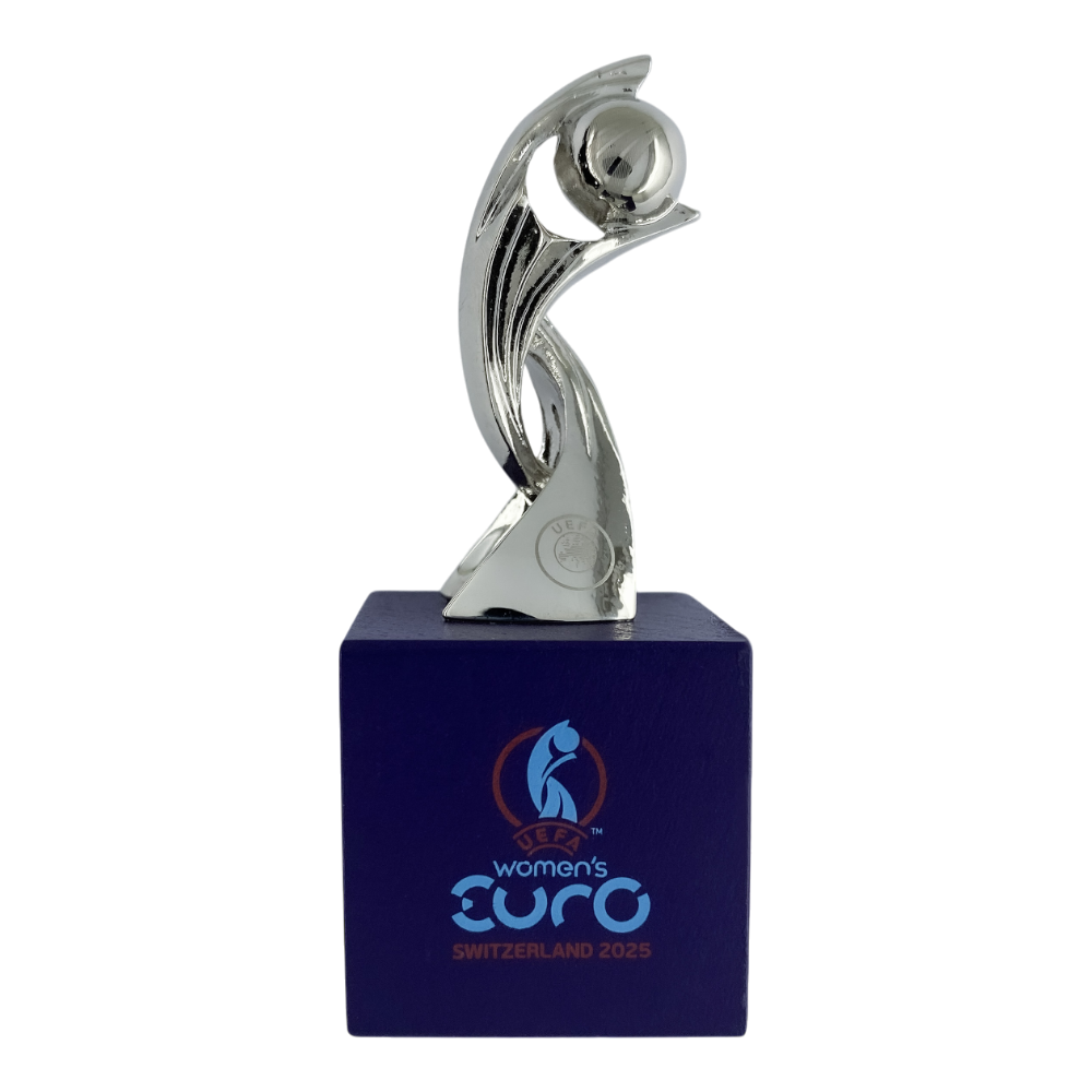 UEFA Women's EURO 2025 – Pokal auf Holzsockel (45 mm)