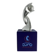 UEFA Women's EURO 2025 – Pokal auf Holzsockel (45 mm)