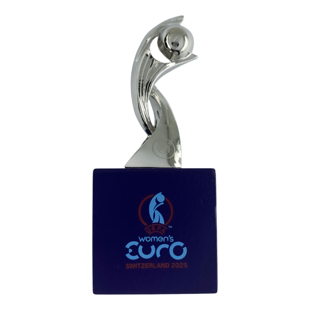 UEFA Women's EURO 2025 – Pokal auf Holzsockel (45 mm)