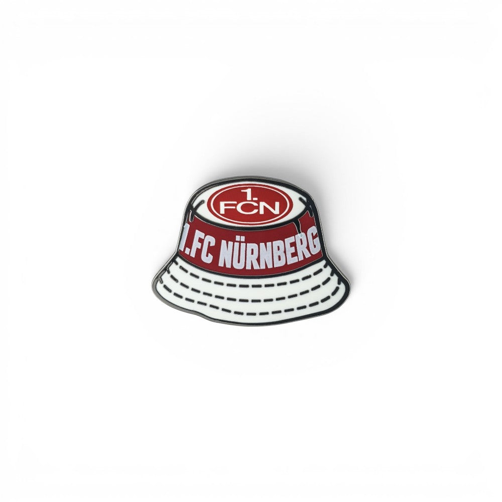 Am Ball 1. FC Nürnberg Emaille-Pin in Form eines rot-weißen Fischerhuts mit Vereinslogo für Fans