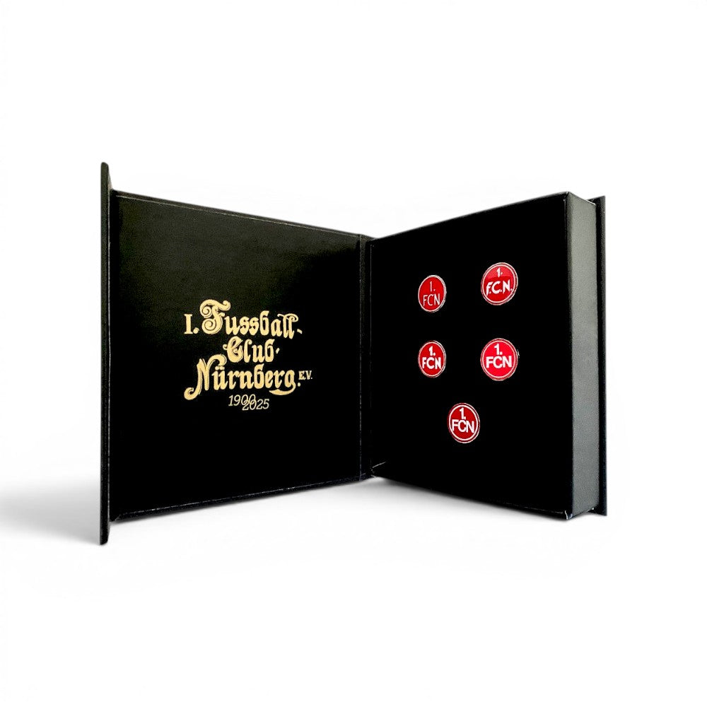 Am Ball 1. FC Nürnberg Jubiläums-Pin-Set mit fünf historischen Vereinswappen in einer eleganten schwarzen Box