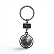 Am Ball 1. FC Nürnberg Schlüsselanhänger mit drehbarem Fußball, 125 Jahre Jubiläums-Design in Antik-Silber Optik.