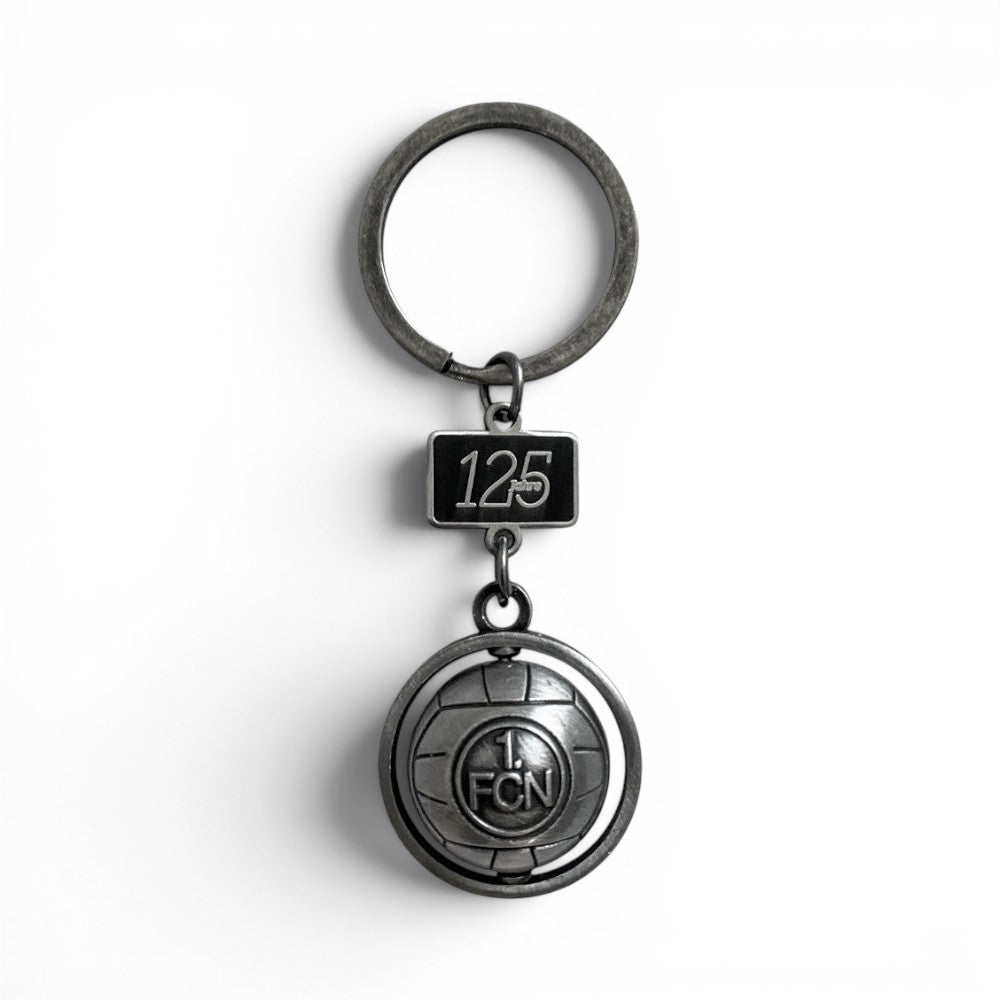 Am Ball 1. FC Nürnberg Schlüsselanhänger mit drehbarem Fußball und 125 Jahre Jubiläums-Emblem in Antik-Silber-Optik.