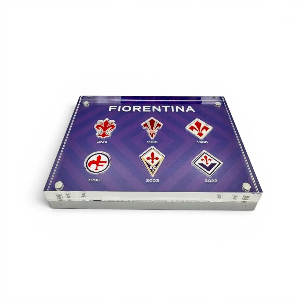 Am Ball Acrylrahmen mit historischen ACF Fiorentina Vereinslogos von 1926 bis 2022 auf violettem Hintergrund