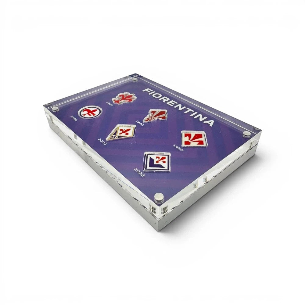 Am Ball Acrylrahmen mit historischen ACF Fiorentina Vereinslogos in Lila und Weiß auf violettem Hintergrund