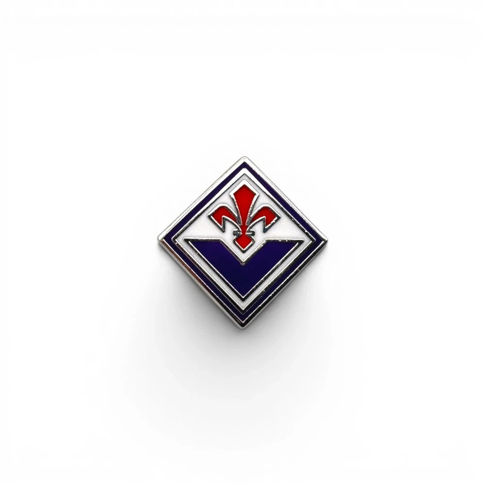 Am Ball ACF Fiorentina Anstecknadel mit dem offiziellen Vereinslogo in Rot, Weiß und Blau auf weißem Hintergrund