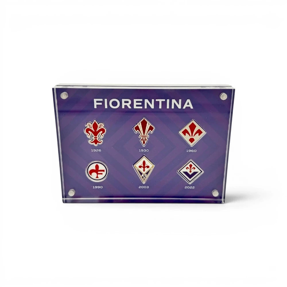 Am Ball Acrylrahmen mit historischen ACF Fiorentina Vereinslogos von 1926 bis 2022 auf violettem Hintergrund