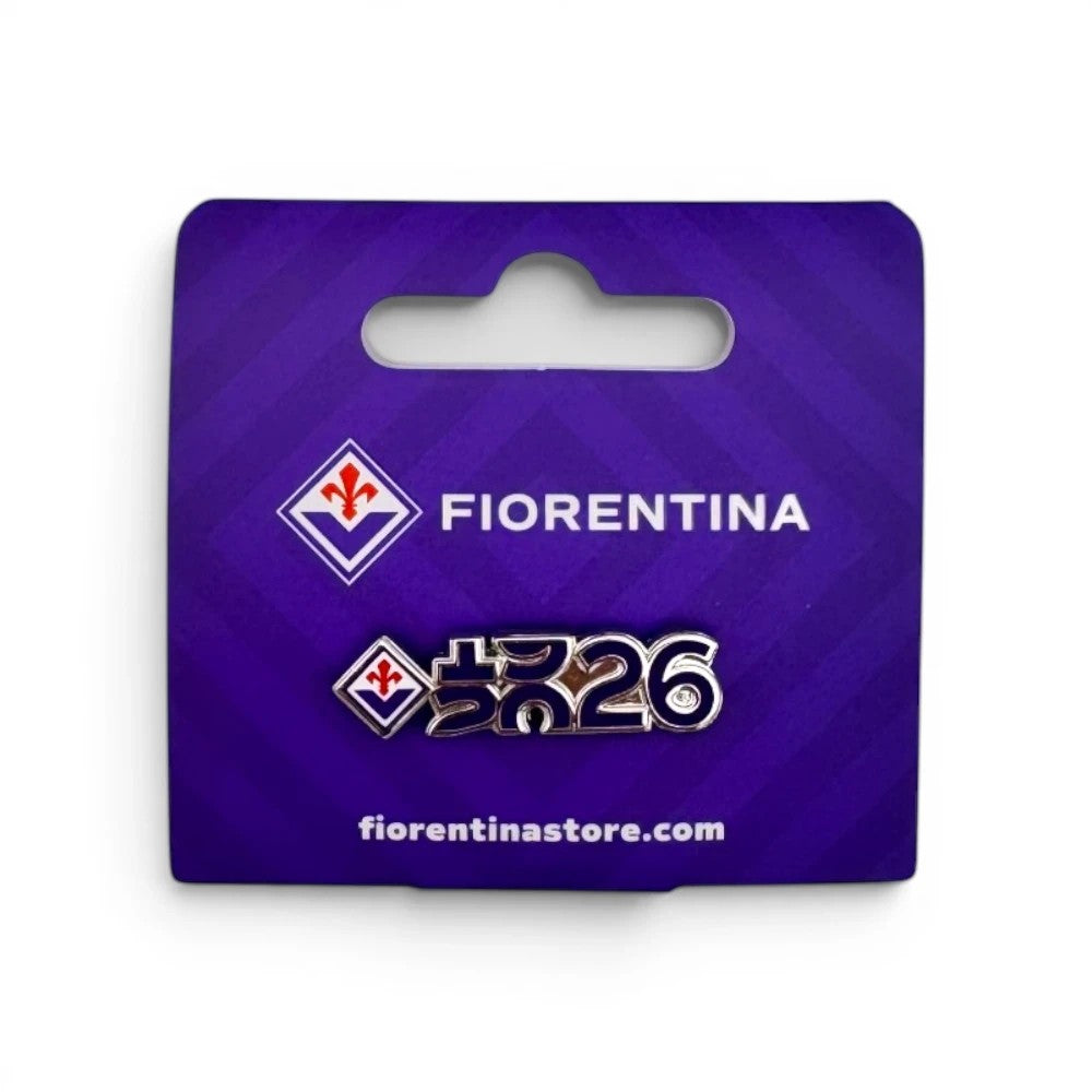 Am Ball ACF Fiorentina Anstecknadel zum 100-jährigen Jubiläum mit Vereinslogo auf violetter Trägerkarte