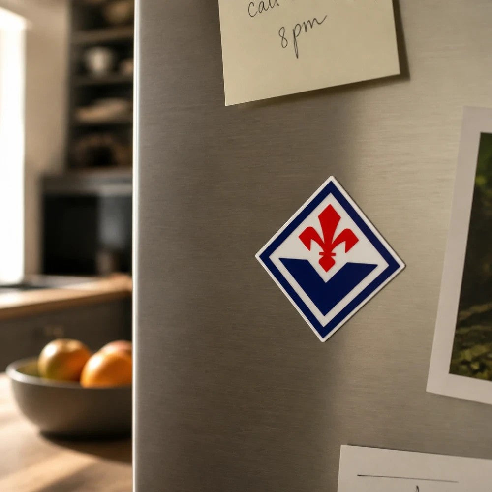 Am Ball ACF Fiorentina Logo-Magnet in Rautenform mit roter Lilie auf Kühlschranktür
