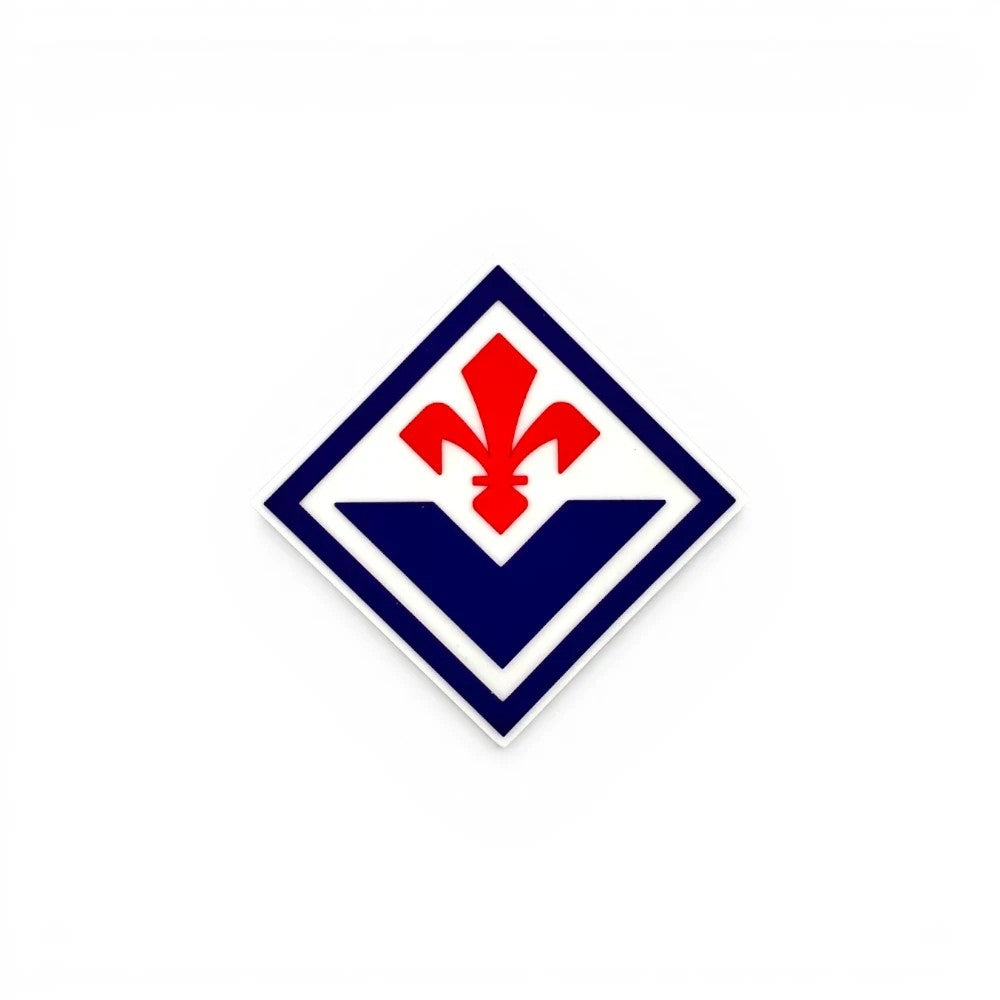Am Ball ACF Fiorentina Magnet mit dem offiziellen rot-weißen Lilien-Logo auf rautenförmigem blauem Hintergrund