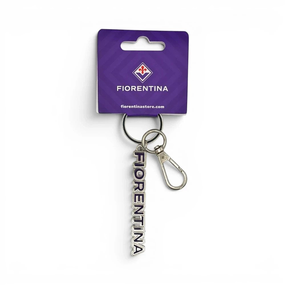 Am Ball ACF Fiorentina Schlüsselanhänger mit silbernem Schriftzug auf lila Verpackungskarte