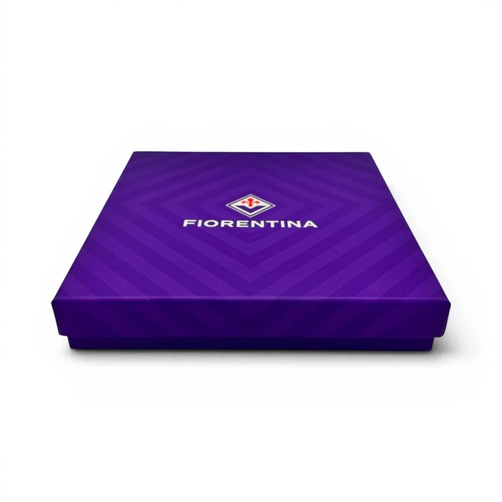 Am Ball ACF Fiorentina Trikot in einem violetten Acrylrahmen mit Chevron-Muster und Vereinslogo