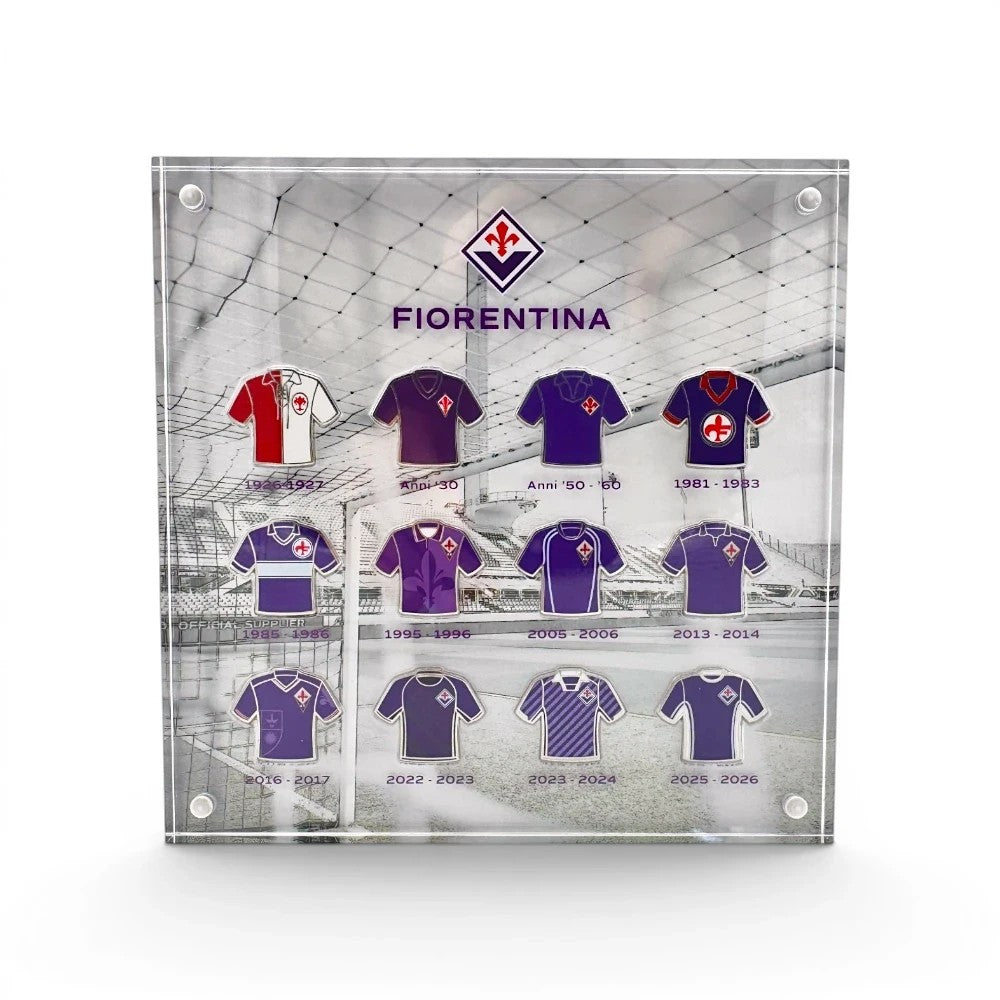 Am Ball ACF Fiorentina Wandbild mit historischen Trikots in einem transparenten Acrylrahmen mit Stadionhintergrund