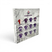 Am Ball ACF Fiorentina Trikot-Historie in einem transparenten Acrylrahmen mit verschiedenen historischen Trikots