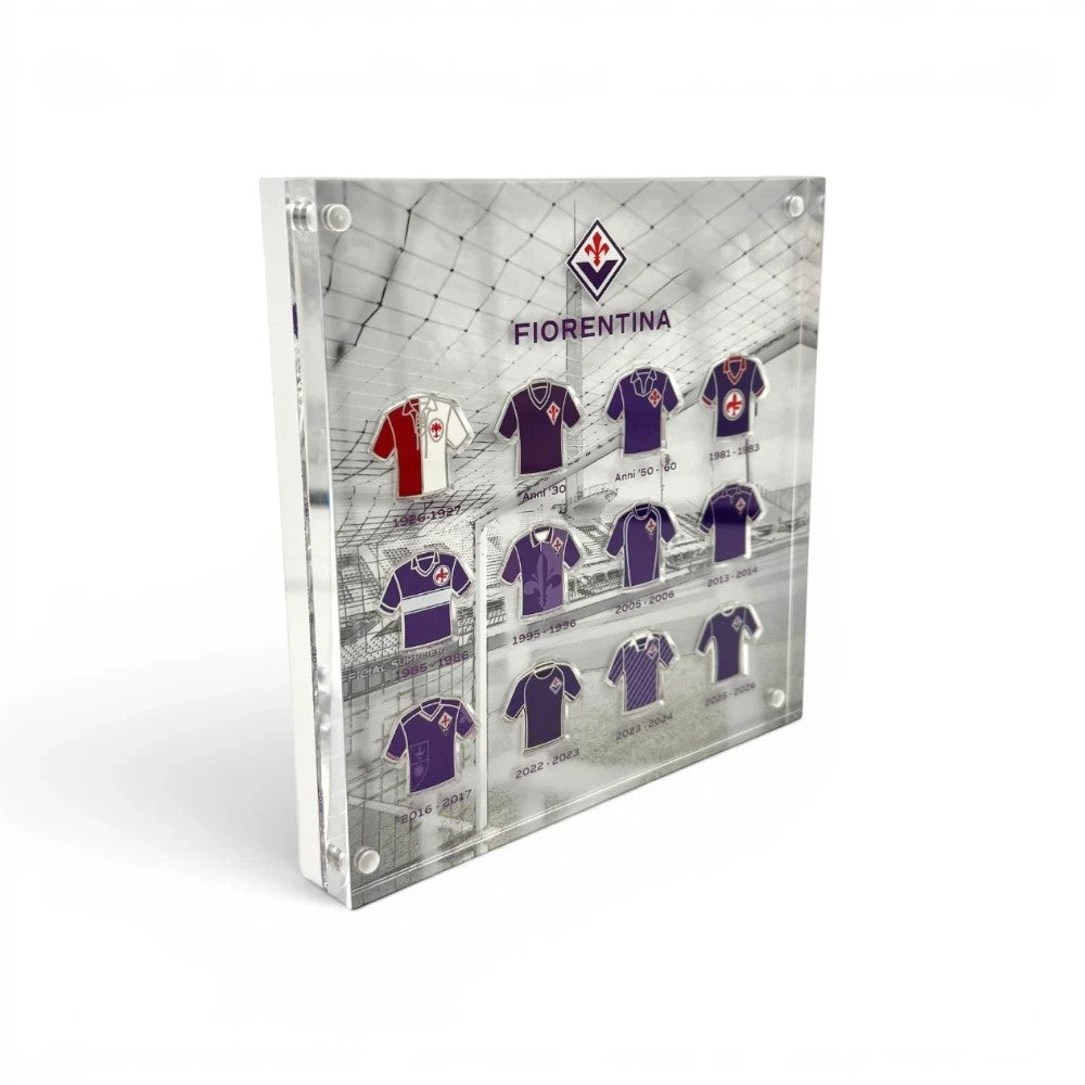 Am Ball ACF Fiorentina Trikot-Historie in einem transparenten Acrylrahmen mit verschiedenen historischen Trikots