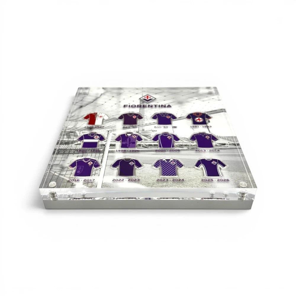 Am Ball ACF Fiorentina Trikot-Historie in einem hochwertigen Acrylrahmen mit verschiedenen historischen Trikotdesigns