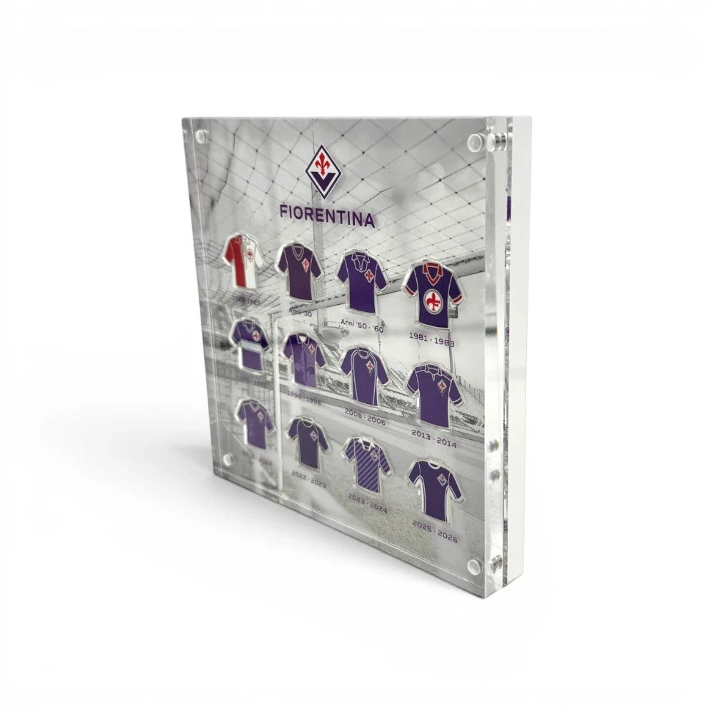 Am Ball ACF Fiorentina Trikot-Historie in einem transparenten Acrylrahmen mit verschiedenen Trikotdesigns