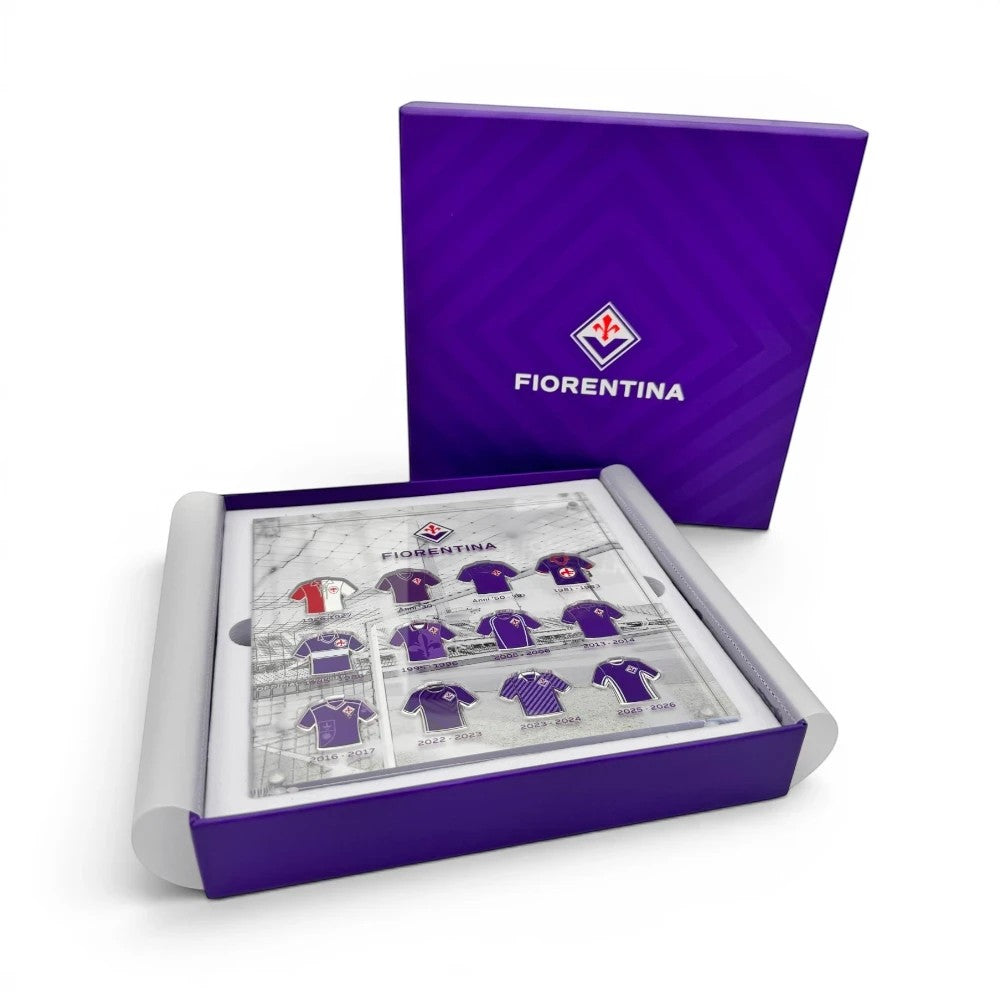 Am Ball ACF Fiorentina Trikot-Sammlung in einem dekorativen Acrylrahmen mit violetter Geschenkbox