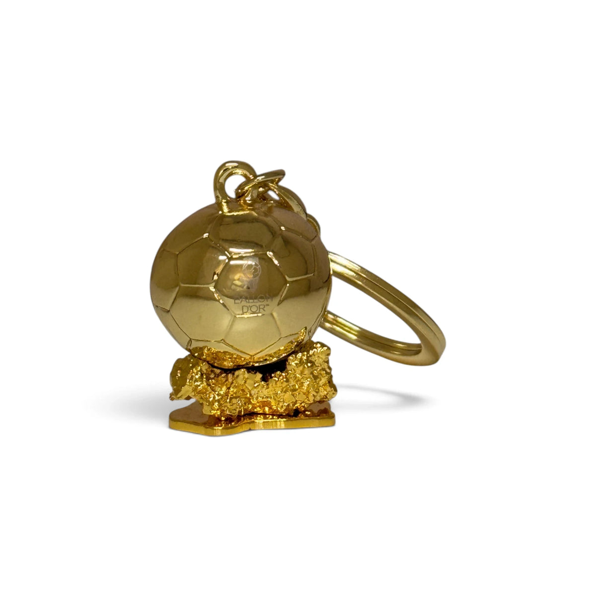 Am Ball Ballon d'Or Schlüsselanhänger als goldene Miniatur-Trophäe aus Metall für Fußballfans